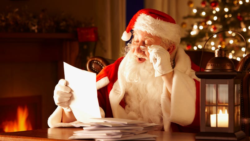 Le père Noël découvre les listes des enfants