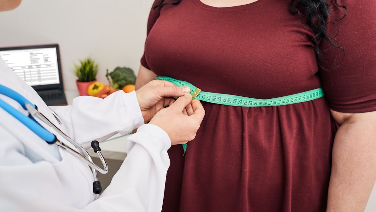 Femme en obésité chez le médecin