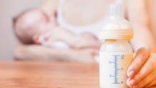 Quelle quantité de lait donner à bébé en fonction de son âge?