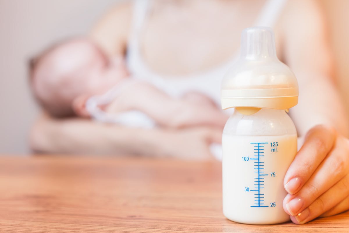 Quelle quantité de lait pour bébé en fonction de son âge ?