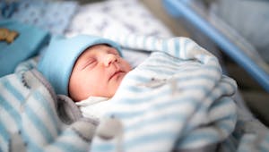 Bébé sirène : cas rare d’un bébé “né coiffé” en Angleterre