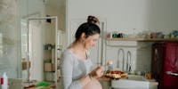femme-enceinte-mange-gauffre-cuisine