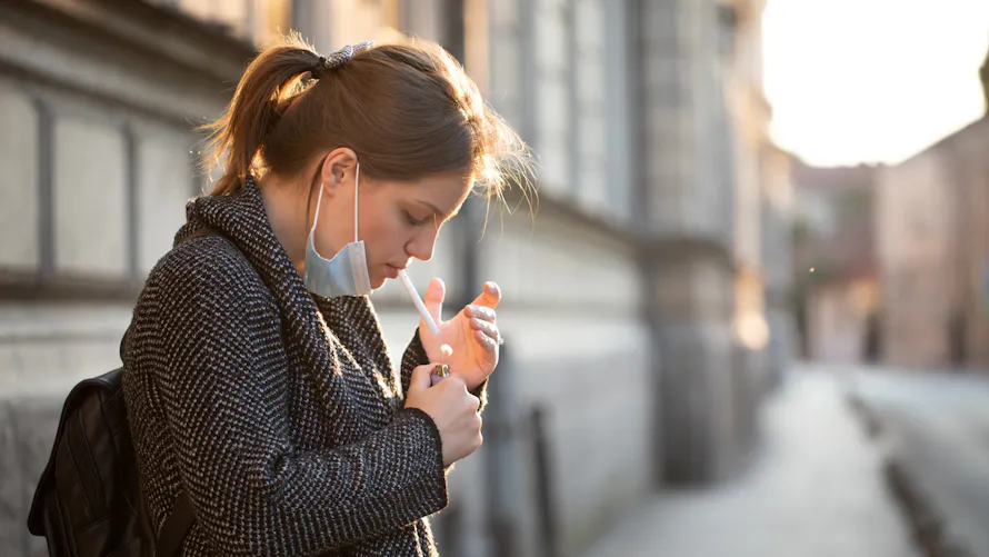 Covid-19 : en terrasse, fumeurs et vapoteurs peuvent diffuser le virus dans un rayon de 8 mtres | Sant Magazine Covid-19 : en terrasse, fumeurs et vapoteurs peuvent diffuser le virus dans un rayon de 8 mtres | Sant Magazine
