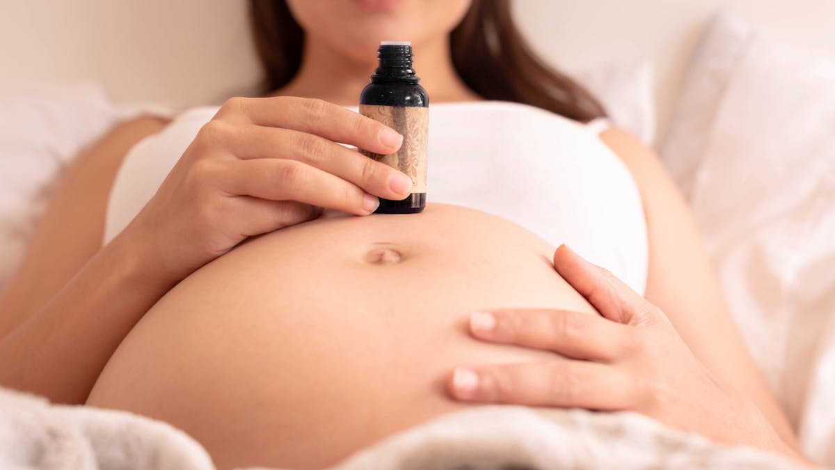 Les huiles essentielles possibles pendant la grossesse