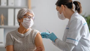 Vaccination : la HAS veut l'autoriser par les infirmiers, pharmaciens et sages-femmes