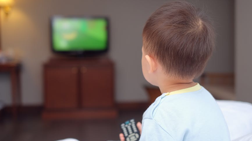 Les enfants passent davantage de temps devant les écrans. 
