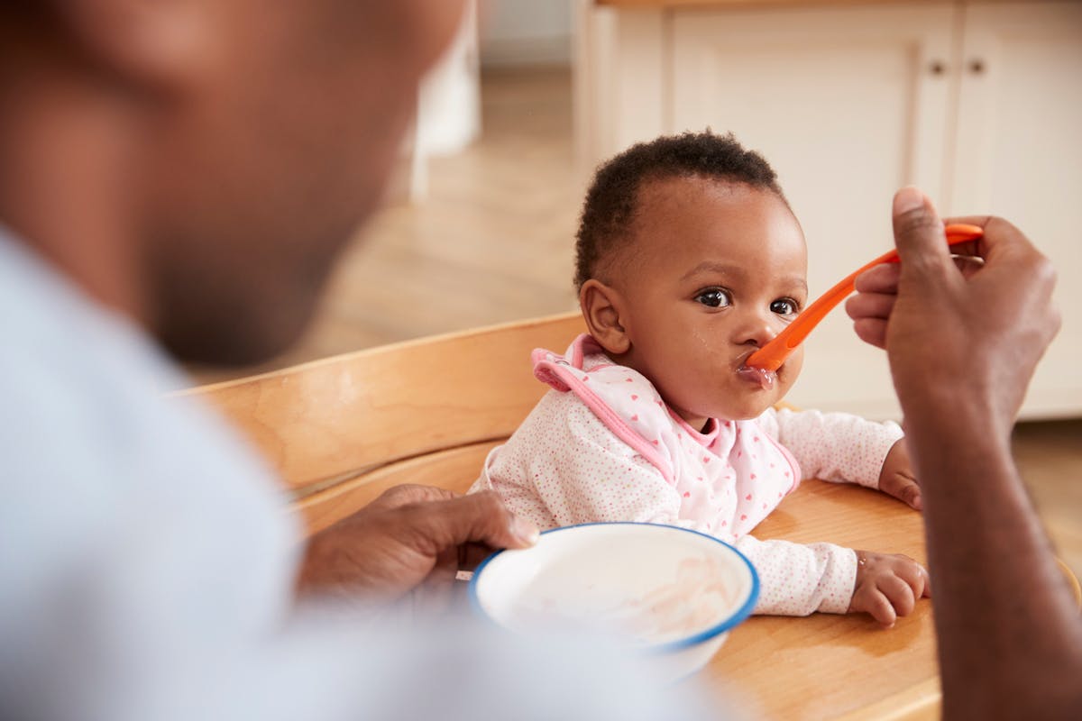 Diversification alimentaire du bébé : à quel âge introduire les