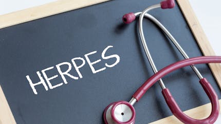 Herpès génital : reconnaître et traiter cette infection sexuellement transmissible