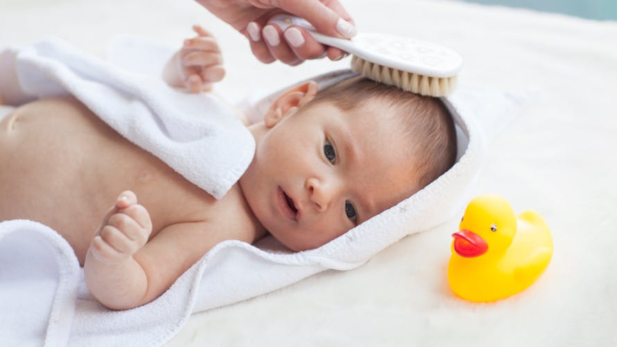 Soin des cheveux de bébé : conseils et précautions