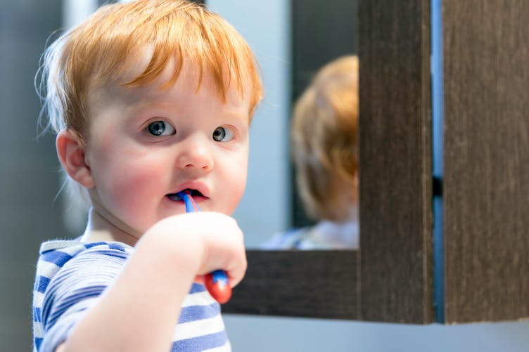 À partir de quand mon bébé a-t-il besoin d'une brosse à dents ?
