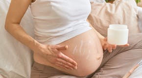Vergetures pendant la grossesse : comment les éviter et les traiter ?