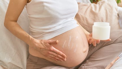 Vergetures pendant la grossesse : comment les éviter et les traiter ? 