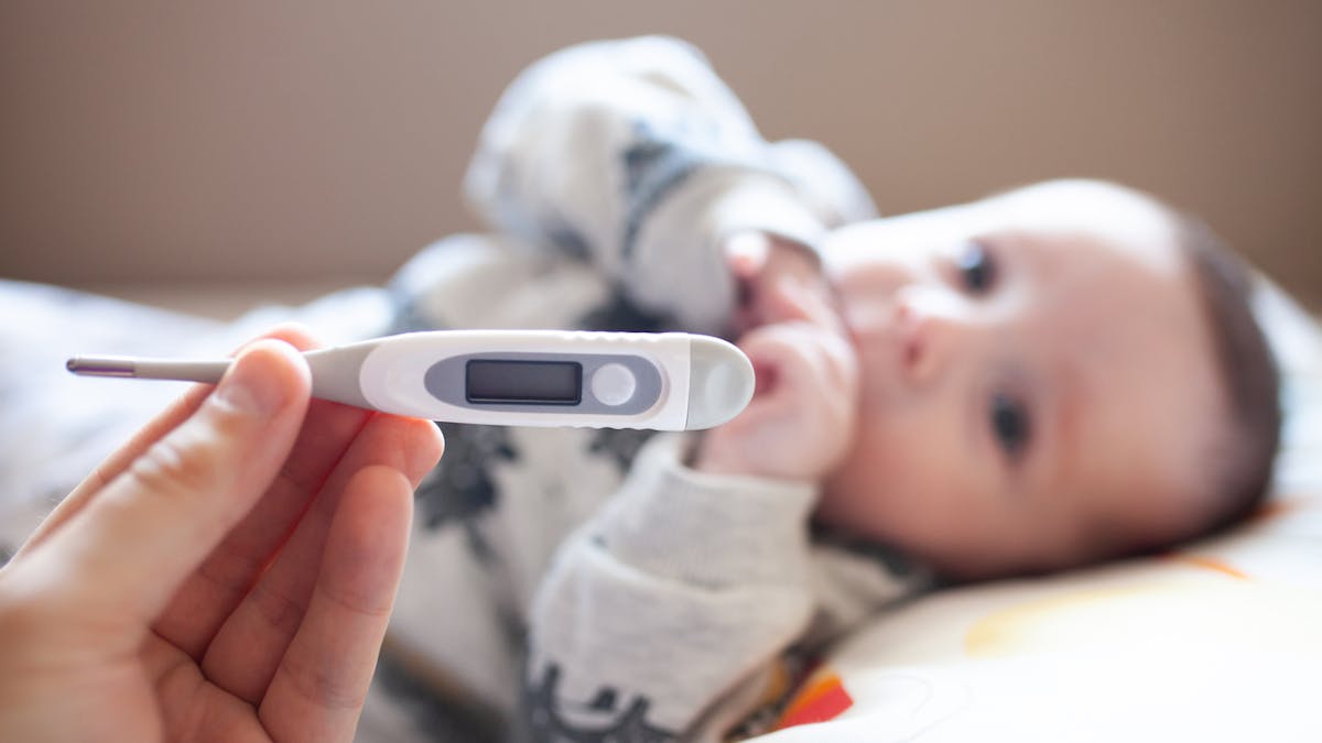 Quand S Inquieter En Cas De Fievre Du Bebe Sante Magazine Quand S Inquieter En Cas De Fievre Du Bebe Sante Magazine