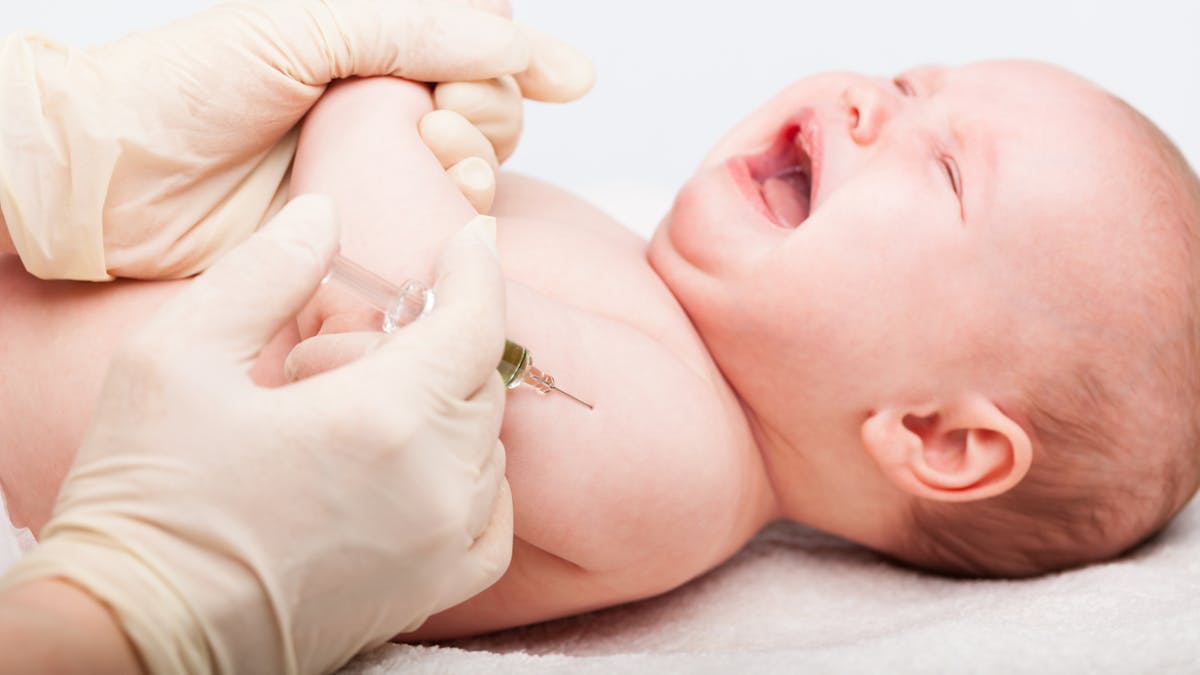 Bébé qui se fait vacciner.