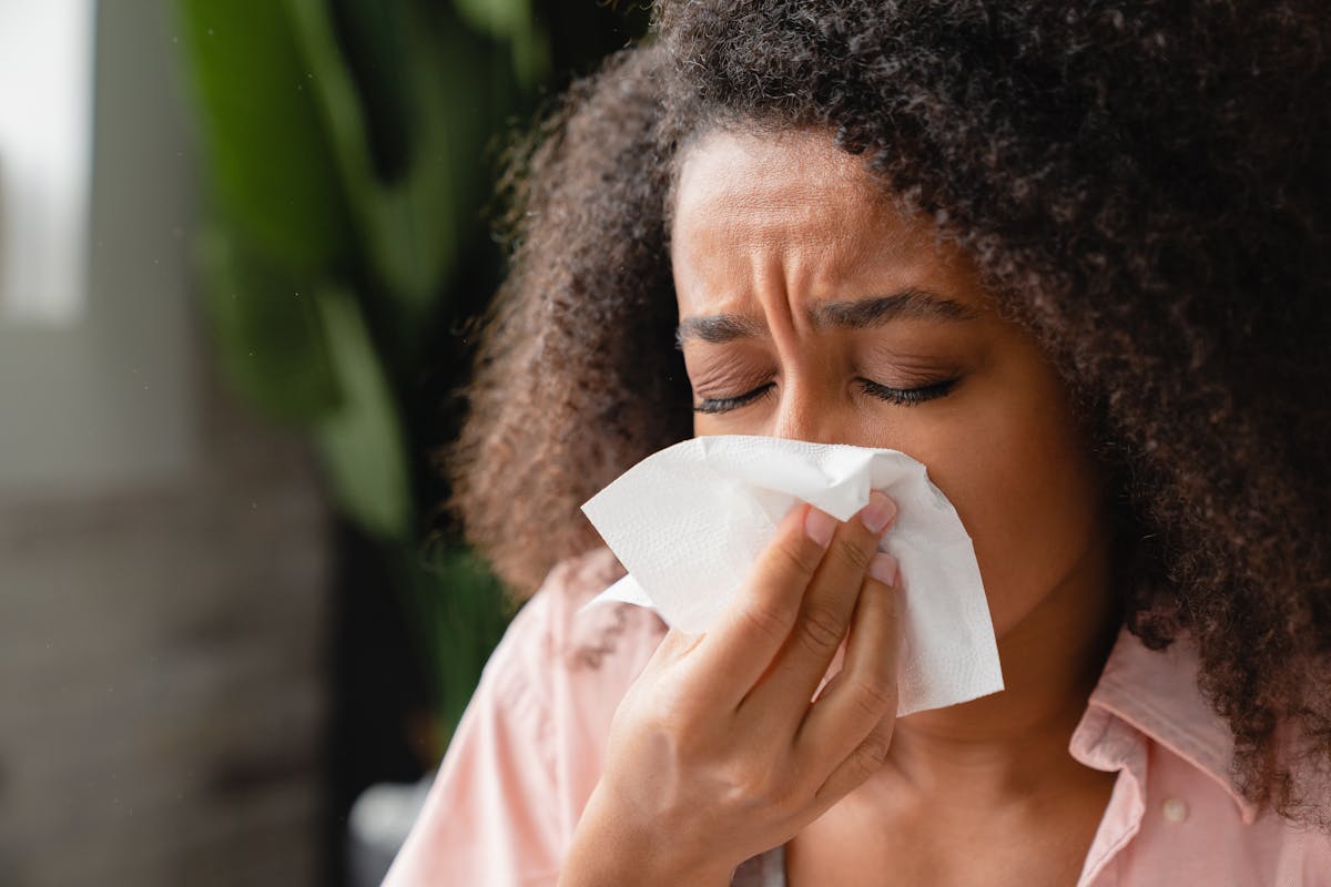 Nez qui gratte, éternuements, mal de gorge : rhume ou allergie ...