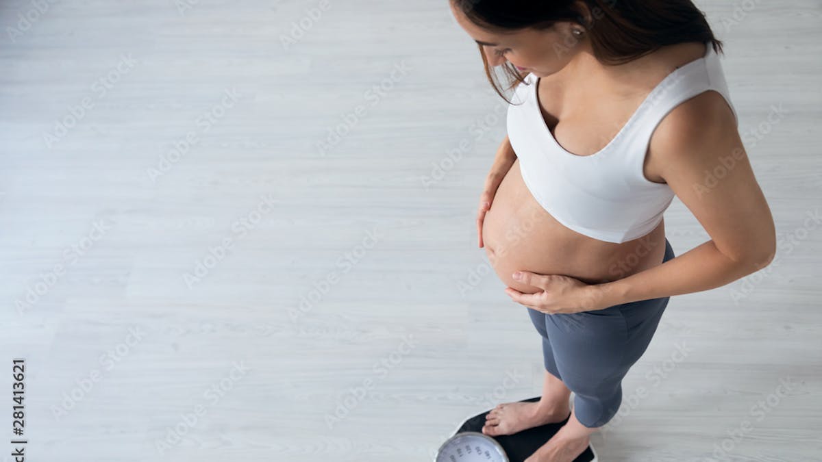 Femme enceinte se pesant