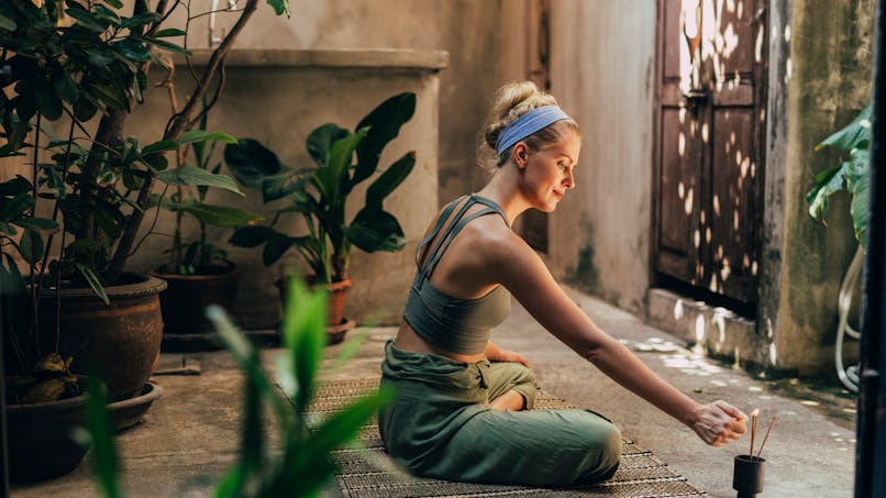 femme-meditation-yoga-exterieur