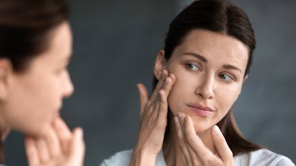Qu'est-ce que le "mewing", cette technique qui transforme le visage sans chirurgie ? 