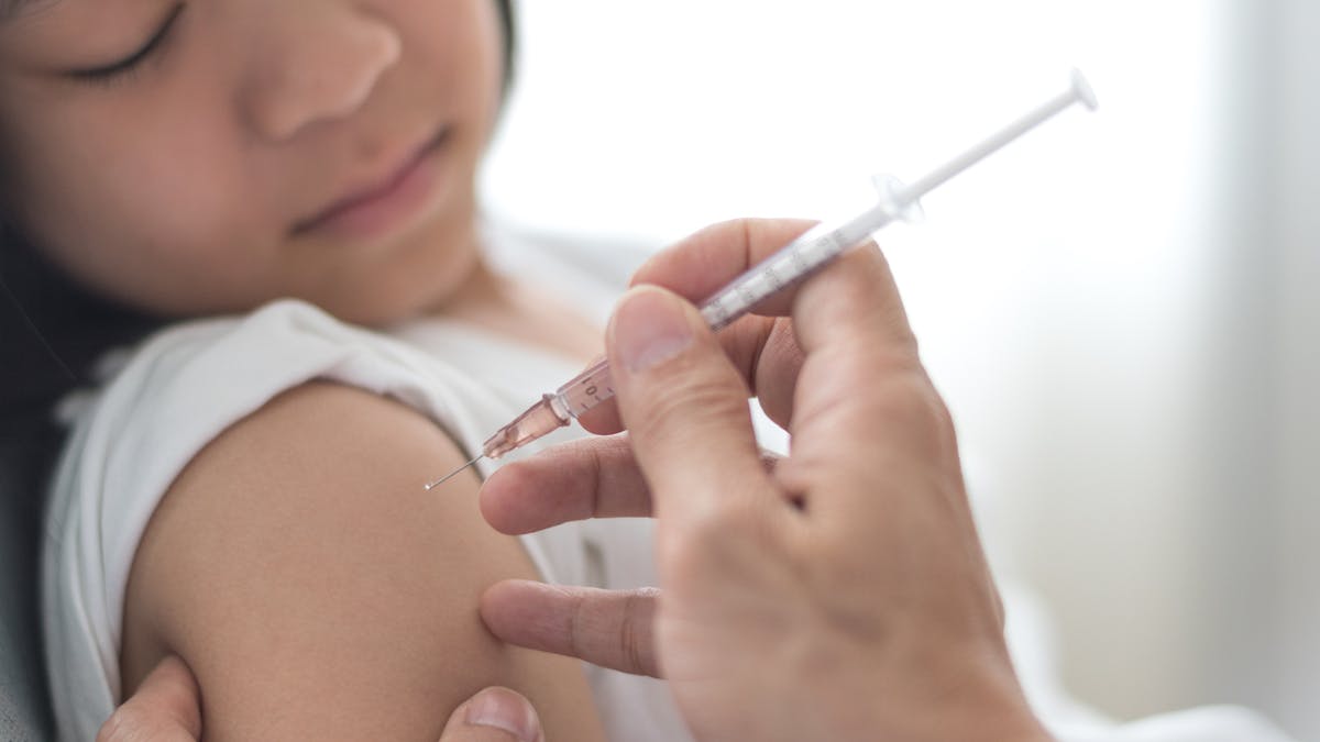 jeune-fille-se-faisant-vacciner-au-papillomavirus