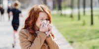 Une femme allergique au pollen se balade au parc 
