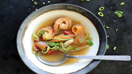 Soupe de thé vert aux crevettes et légumes 