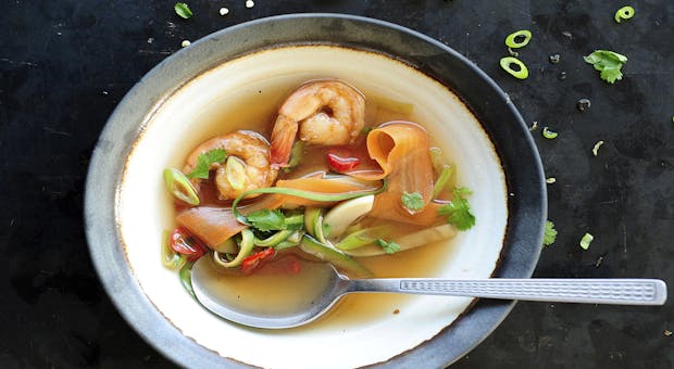 soupe-de-the-vert-aux-crevettes-et-legumes