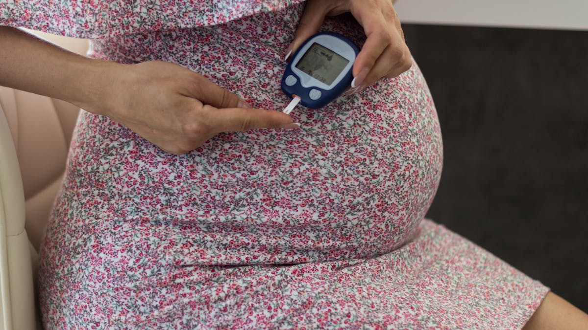 diabète gestationnel femme enceinte avec lecteur de glycémie