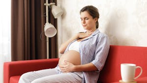 Mal de gorge enceinte : comment le soigner ?