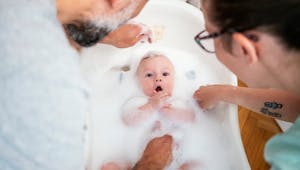Le bain libre : une autre façon de baigner bébé