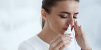 femme-utilisant-spray-nasal-pour-se-nettoyer-le-nez