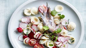 Salade de gnochettis aux sardines, radis, tomates cerises 