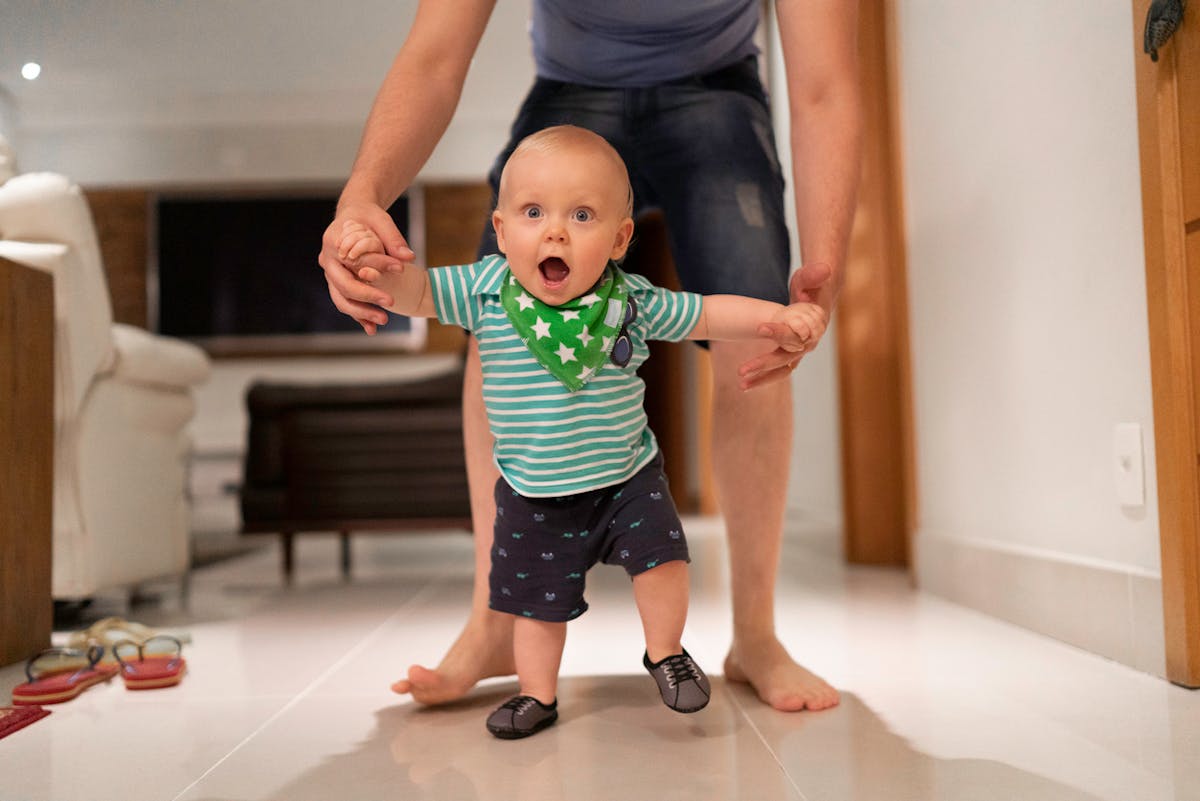 Apprentissage de la marche chez le bébé : quelles sont les grandes étapes ?