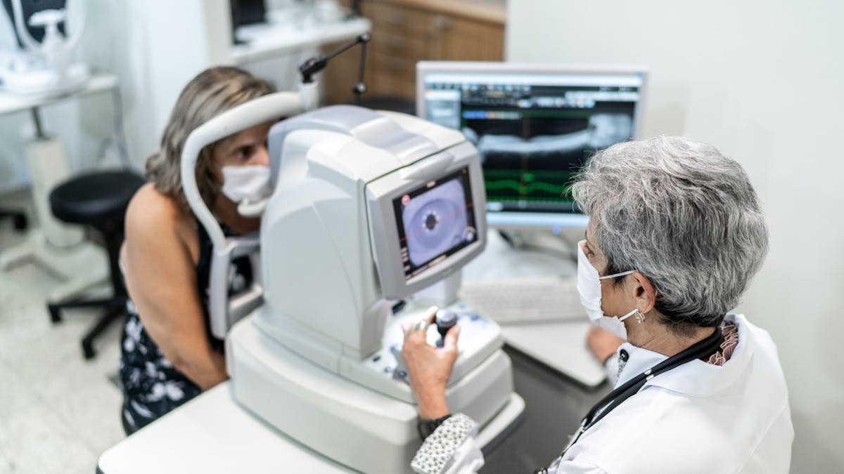 ophtalmologiste-examinant-patiente-cataracte
