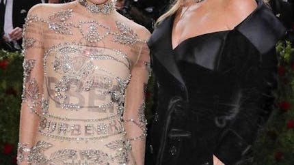 Kate Moss : sa fille Lila expose fièrement sa pompe à insuline dans une campagne Versace
