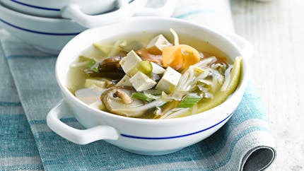 Soupe miso au tofu, shiitakés et algues 