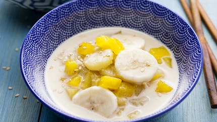 Soupe de lait de coco à l’ananas et à la banane