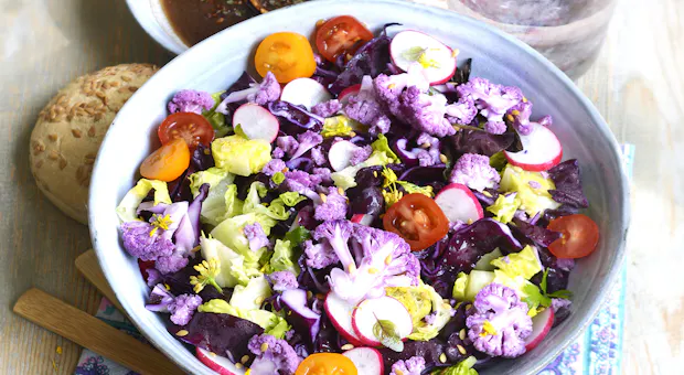 Salade veggie au chou-fleur violet