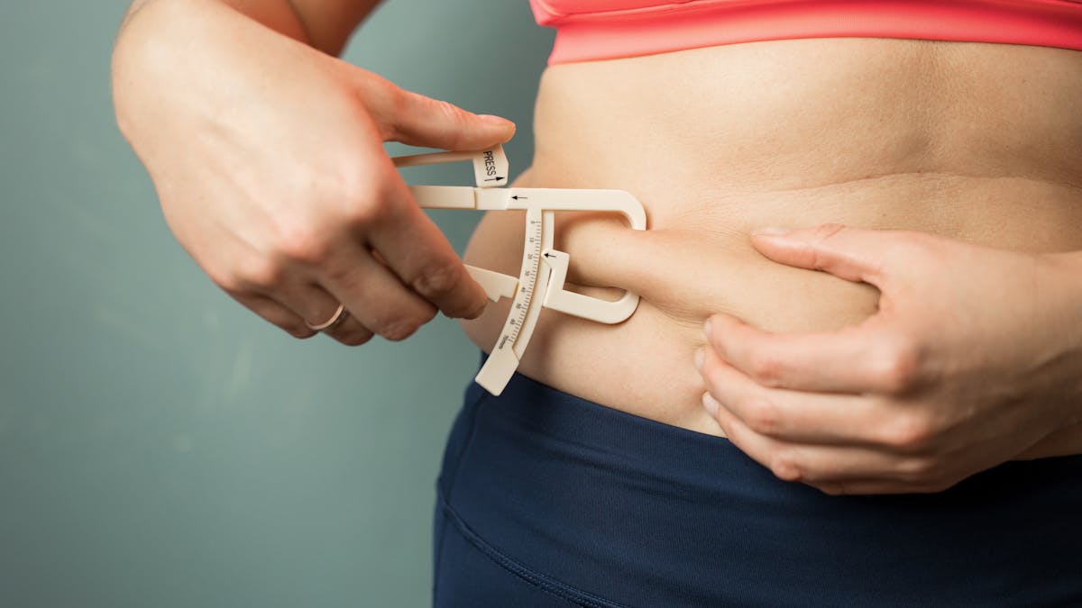 Syndrome métabolique : une femme mesure sa graisse abdominale