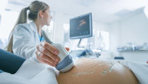 Bébé en siège : comment se passe l’accouchement ? 