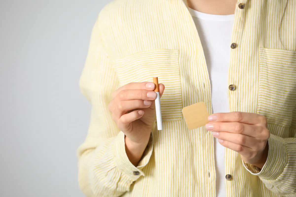 Patch nicotine : lequel choisir ? o le placer ? combien de temps l'utiliser ? rembours ? | Sant Magazine Patch nicotine : lequel choisir ? o le placer ? combien de temps l'utiliser ? rembours ? | Sant Magazine