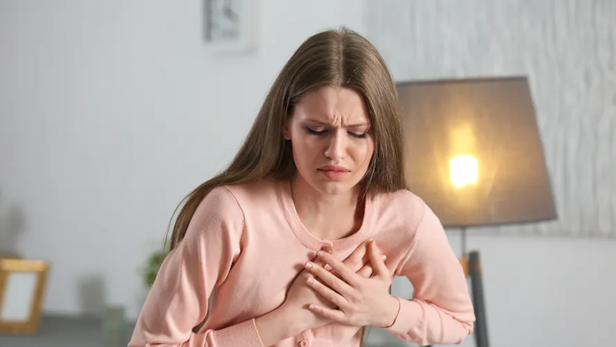 Palpitations cardiaques : le signe de quoi ? Y a-t-il des solutions ? | Sant Magazine Palpitations cardiaques : le signe de quoi ? Y a-t-il des solutions ? | Sant Magazine