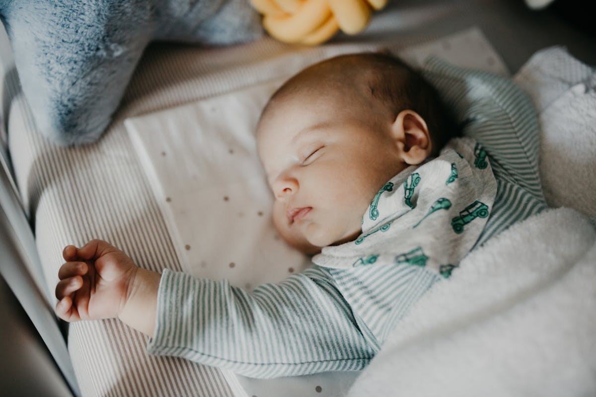 Bébé a 2 mois : son sommeil, son alimentation, les soins dont il a