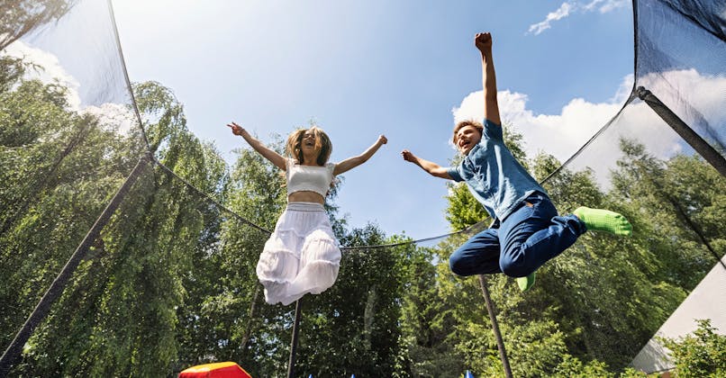 Des enfants sautent sur un trampoline