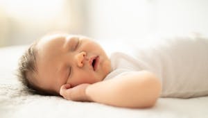 Sur le dos, peluche : les nouvelles directives sur le sommeil des nourrissons