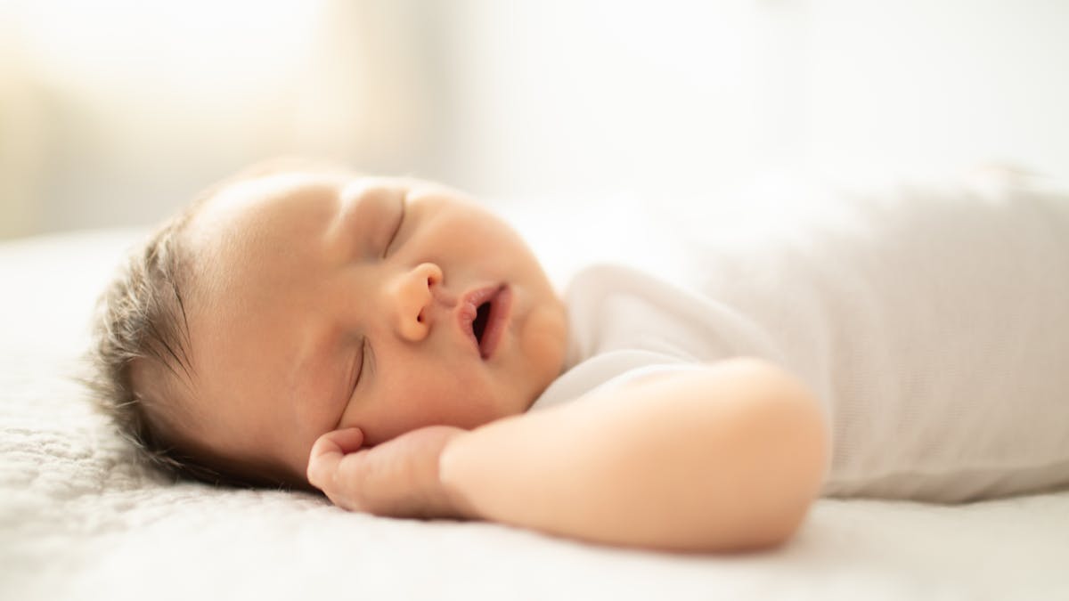 Les experts de santé américains rappellent aux parents la nécessité de coucher les enfants sur une surface plane.