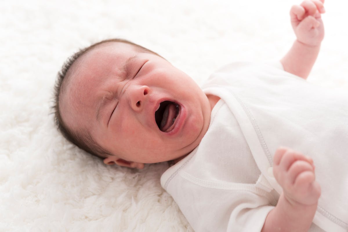 Bébé hurle ! : symptômes, traitement, définition 