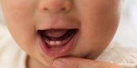 Un bébé et ses dents de lait