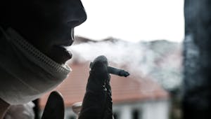 Le port prolongé du masque exacerbe les méfaits du tabagisme