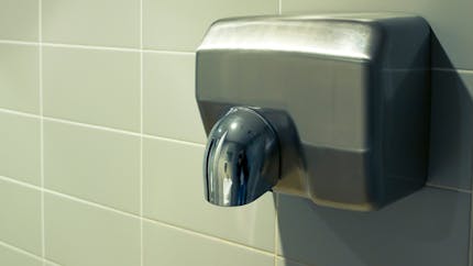 Hygiène : un tiktokeur qualifie les sèche-mains électriques de nids à bactéries (et il a raison)