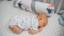 Bébé dort sur le ventre : c’est grave ?